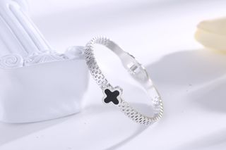 ვერცხლისფერი სამყურას ელეგანტურობის სამაჯური – პრემიუმ ფოლადი / Silver Clover Elegance Bangle – Premium Steel