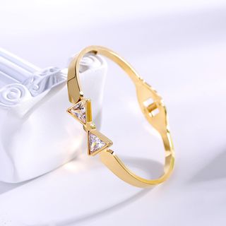 ოქროსფერი სამკუთხედის კრისტალის სამაჯური – 18K პრემიუმი / Golden Triangle Crystal Bangle – 18K Premium