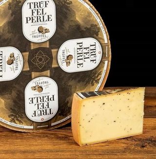 Ser Trüffelperle – szwajcarski z czarną truflą, kremowy z mleka krowiego 100g
