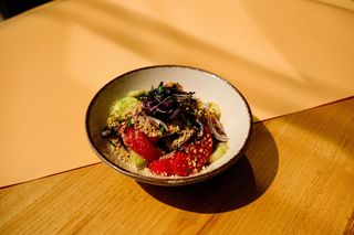 ქართული კიტრის და პომიდვრის სალათი ნიგვზით