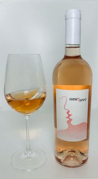 ვარდისფერი ნახევრად ტკიბილი ღვინო 0,75 ლ