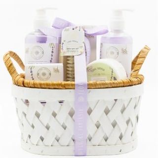 Cesta Becasan Nature Fantasía Floral: Gel Corporal 290 Ml.+ Gel Espumoso De Baño 290 Ml.+ Loción Corporal 120 Ml.+ Sales De Baño 100 G.+ Jabon 80 G.+ Crema De Manos 50 G.