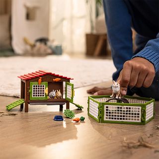 Igračka Schleich Rabbit hutch with 3 rabbits (42728)