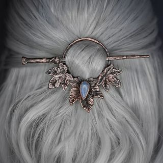 Set ukosnice od antičke bronze sa motivom lista i kamenom u obliku kapi