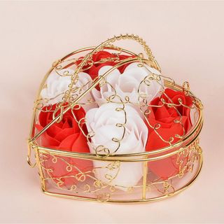 Crvene i bijele dekorativne ruže u zlatnom kavezu u obliku srca