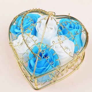Plave i bijele dekorativne ruže u zlatnom kavezu u obliku srca
