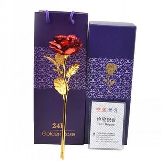 Luksuzni poklon set sa dekorativnom crvenom ružom i zlatnom stabljikom u ljubičastoj kutiji