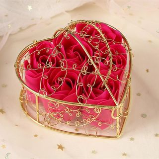 Dekorativne ruže u boji fuksije u zlatnom kavezu u obliku srca