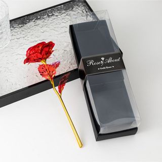 Crvena kristalna ruža u crnoj luksuznoj kutiji