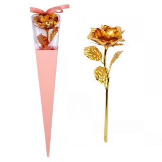 Potpuno zlatna ruža u roze kutiji u obliku kupa