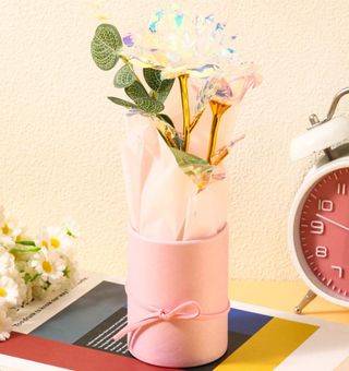 Aranžman od dvije Aurora kristalne ruže u roze cilindričnoj kutiji