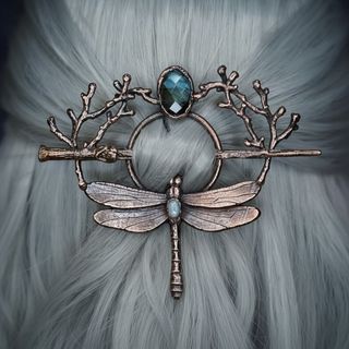 Set ukosnice od antičke bronze sa motivima jelenjih rogova i vilin konjica