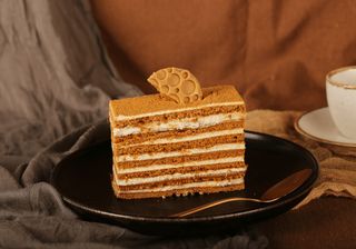 Prăjitură Medovik cu caramel