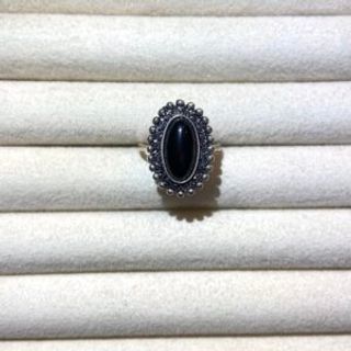 Filigranski prsten sa crnim ovalnim cirkonom 01