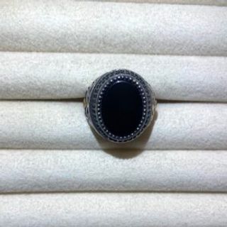 Muški prstem sa crnom ovalnom pločom 01
