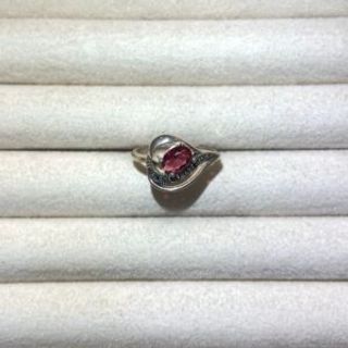 Filigranski prsten sa crvenim cirkonom