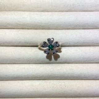 Srebreni prsten sa filigranskom izradom u obliku cvijeta i zelenim cirkonom