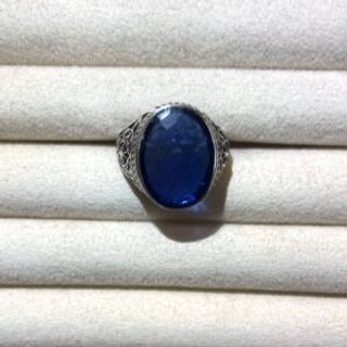 Muški prsten sa plavim ovalnim cirkonom