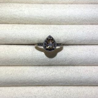 Filigranski prsten u obliku suze u mustard boji