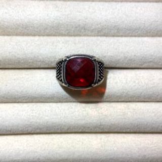 Muški prsten sa crvenim cirkonom u obliku kvadrata