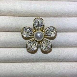 Broš u obliku cvijeta sa biserom