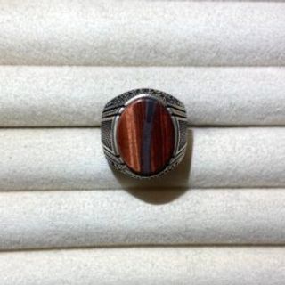 Muški prsten sa bordo ovalnom pločom 04