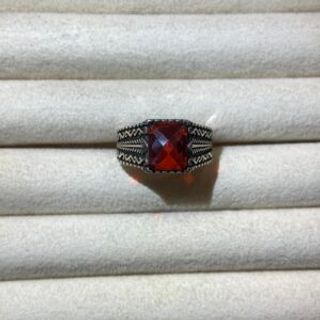 Muški prsten sa crvenim cirkonom u obliku pravougaonika