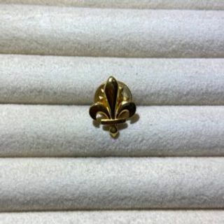 Pozlaćeni broš u obliku ljiljana