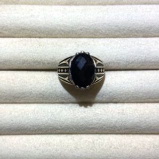 Muški prsten sa crnim ovalnim cirkonom