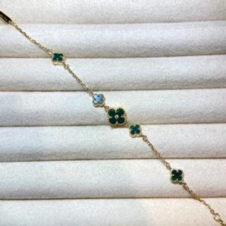 Pozlaćena narukvica u obliku djeteline sa četiri manja i jednim većim cirkonom