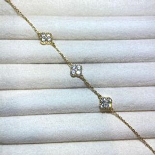 Pozlaćena narukvica u obliku djeteline sa tri prozirna cirkona