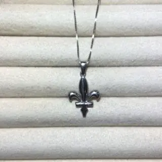 Srebreni lančić sa motivom ljiljana 002