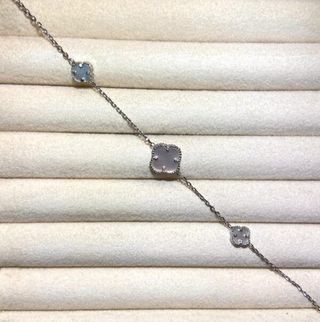 Srebrena narukvica u obliku djeteline sa  dva manja i jednim većim sedef cirkonom 004