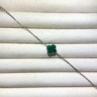 Srebrena narukvica u obliku djeteline srednja sa zelenim cirkonom 002