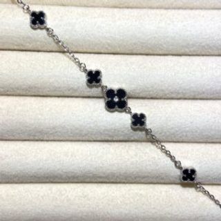 Srebrena narukvica u obliku djeteline sa pet malih i jednom većom u crnoj boji 006