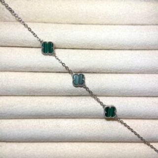 Srebrena narukvica u obliku djeteline sa tri zelena cirkona 004