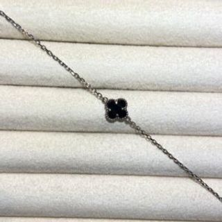 Srebrena narukvica u obliku djeteline srednja sa crnim cirkonom 004