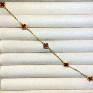 Pozlaćena narukvica u obliku djeteline sa pet crvenih cirkona