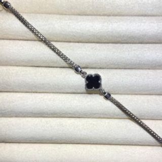 Srebrena čvršća narukvica u obliku djeteline sa crnim cirkonom 001