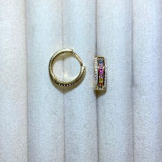 Pozlaćene halke srednje veličine sa šarenim i prozornim cirkonima