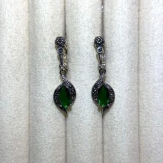 Srebrene viseće naušnice sa zelenim cirkonom u obliku suze