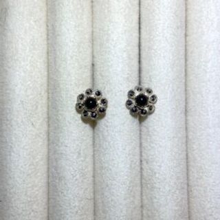 Srebrene markizit naušnice u obliku manjeg cvijeta sa crnim cirkonima