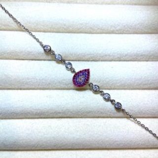 Srebrena narukvica u obliku suze roze-ljubičaste boje i šest cirkona