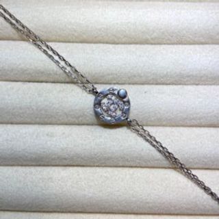 Srebrena narukvica u obliku kruga sa dva polukruga