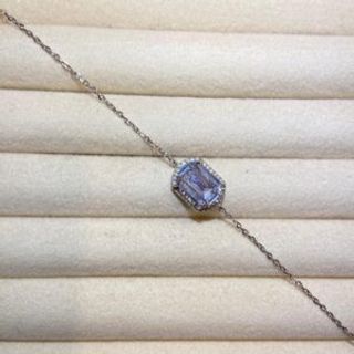 Srebrena narukvica u obliku pravougaonika sa prozirnim cirkonom