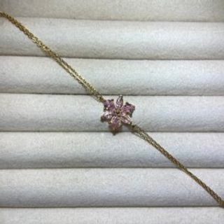 Pozlaćena narukvica sa svijetlorozim cvijetom