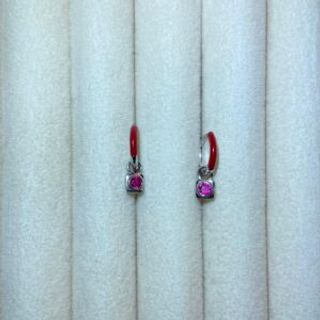 Srebrene naušnice male crvene halke sa srebrenim privjeskom