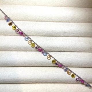 Srebrena narukvica sa šarenim privjescima u obliku kruga koji vise