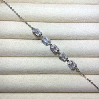 Srebrena narukvica sa pet cirkona u obliku pravougaonika