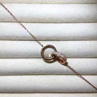 Rose gold narukvica sa dva kruga jedan unutar drugog